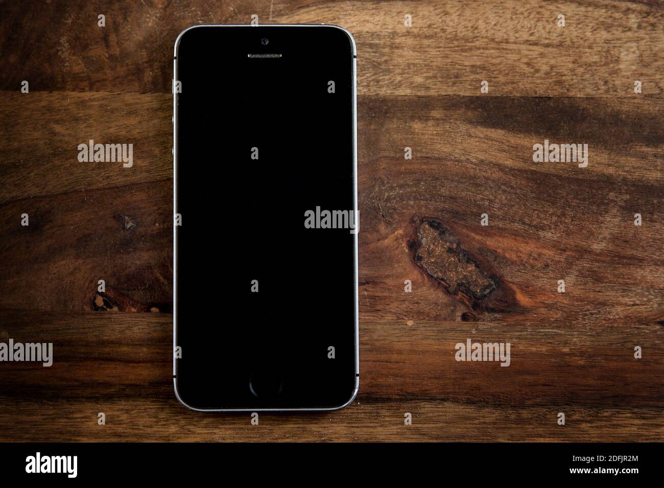 Cracovia, Polonia. 01 dicembre 2020. Un iPhone se nero su una superficie di legno duro. Credit: SOPA Images Limited/Alamy Live News Foto Stock
