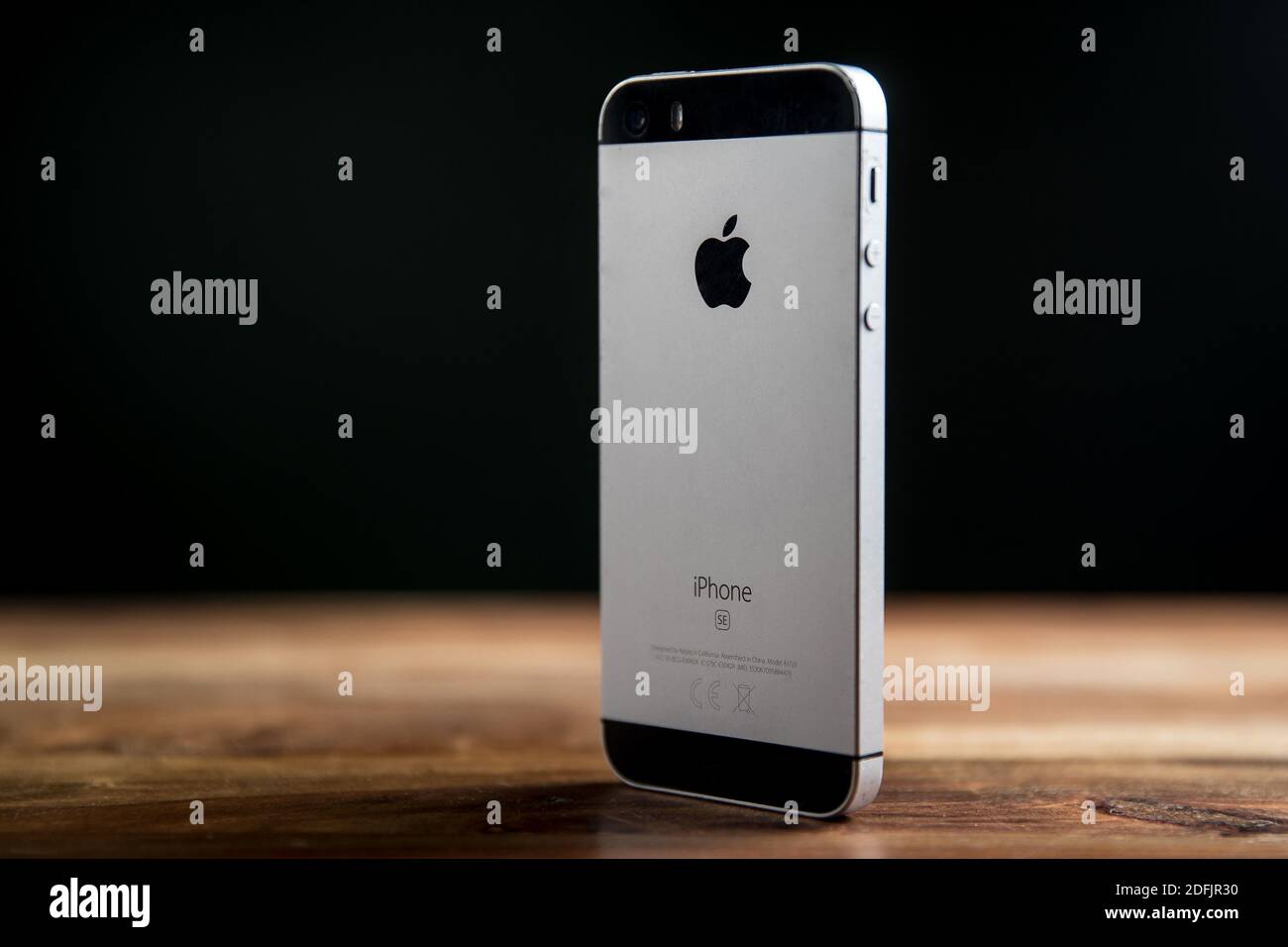 Cracovia, Polonia. 01 dicembre 2020. Space Grey iPhone su una scrivania in legno Credit: SOPA Images Limited/Alamy Live News Foto Stock