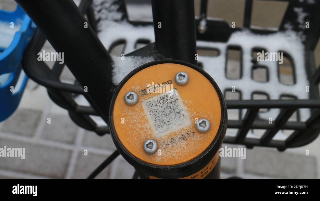 Yinchuan, Cina. 02 dicembre 2020. Visualizzazione di un codice QR di un'applicazione Meituana su una moto coperta di neve in Yinchuan Credit: SOPA Images Limited/Alamy Live News Foto Stock