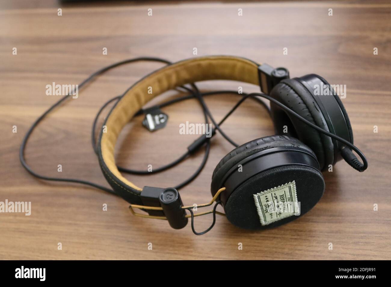 Cuffie cablate in piedi sul tavolo. Foto Stock