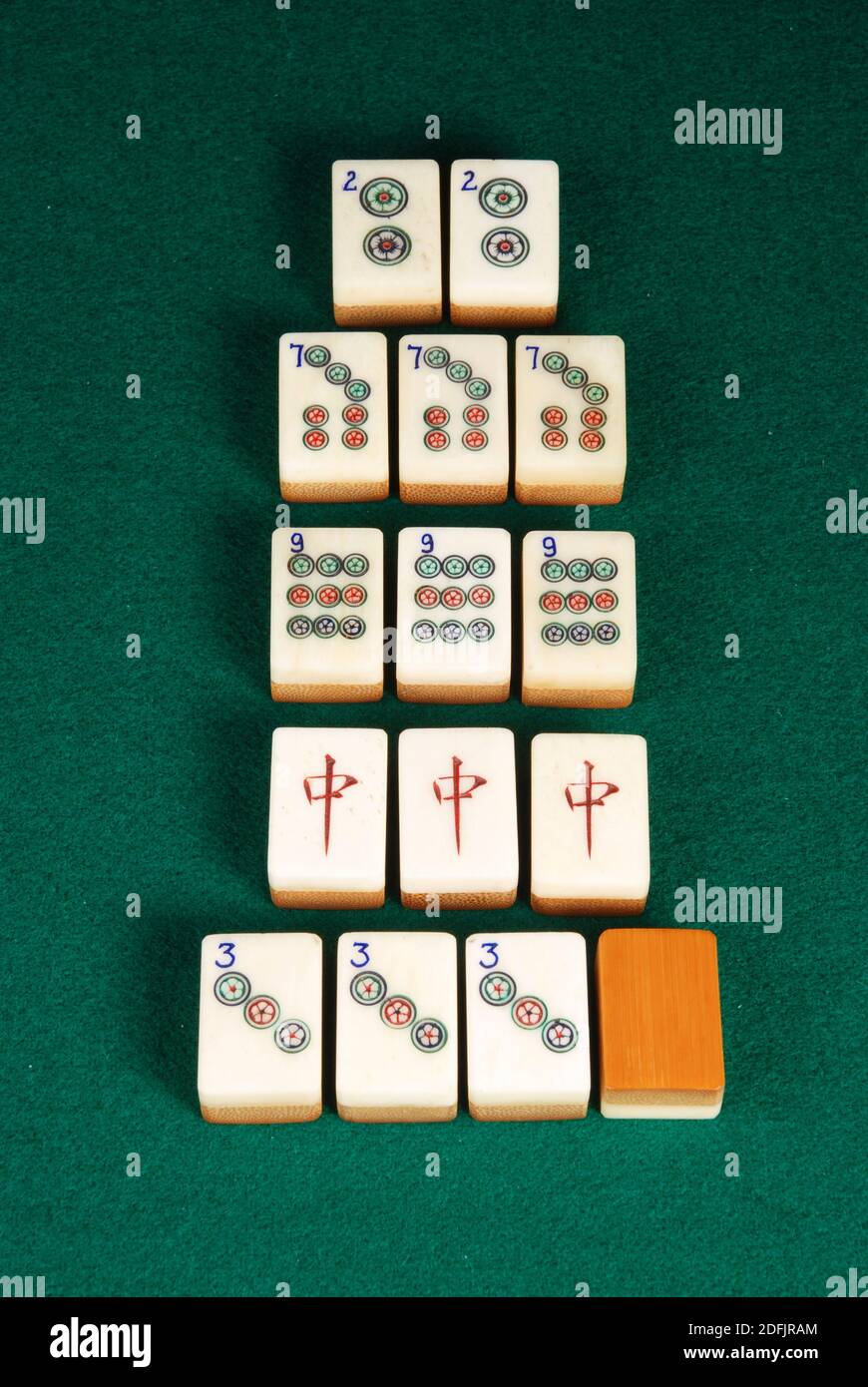 MAh-Jong, il gioco da tavolo cinese. Questo illustra un modo per andare a Mah-Jong. Minimo 14 tessere, 4 set e una coppia prima di dichiarare richiesta. Foto Stock