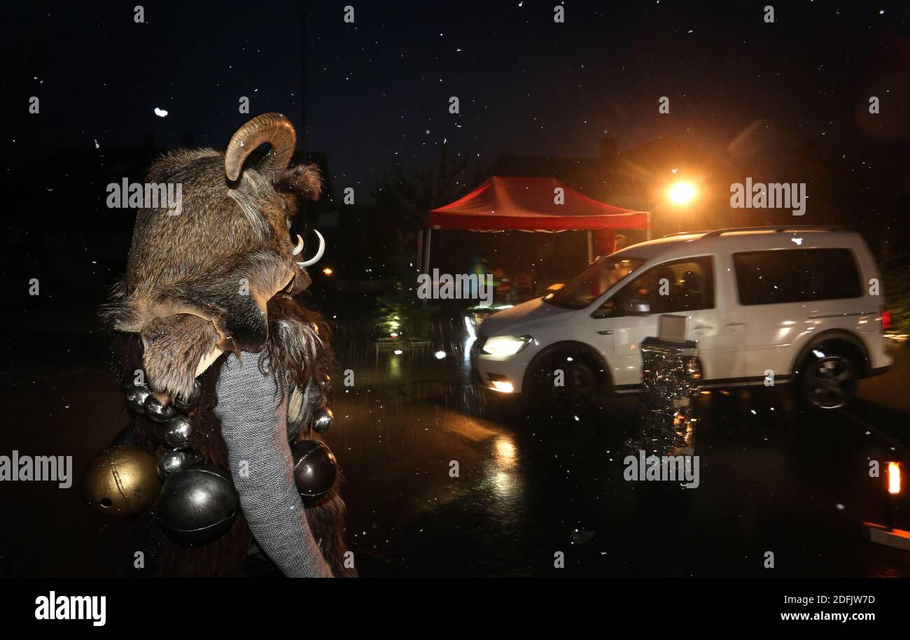 Rettenberg, Germania. 05 dicembre 2020. Un attore di Klaus si trova davanti a un drive-in di Babbo Natale. Affinché i bambini non abbiano a che fare senza una visita da Babbo Natale anche in tempi di Corona, il drive-in è stato organizzato da un'associazione locale. Credit: Karl-Josef Hildenbrand/dpa/Alamy Live News Foto Stock