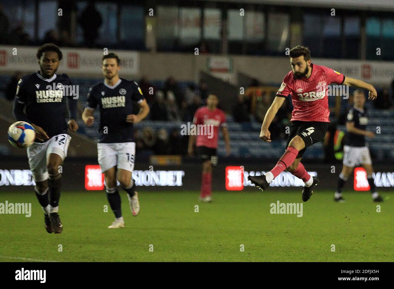 Londra, Regno Unito. 05 dicembre 2020. Graeme Shinnie della contea di Derby (R) prende un colpo sulla porta. EFL Skybet Championship, Millwall contro Derby County al Den di Londra sabato 5 dicembre 2020. Questa immagine può essere utilizzata solo per scopi editoriali. Solo per uso editoriale, è richiesta una licenza per uso commerciale. Nessun utilizzo nelle scommesse, nei giochi o nelle pubblicazioni di un singolo club/campionato/giocatore. pic by Steffan Bowen/Andrew Orchard sports photography/Alamy Live news Credit: Andrew Orchard sports photography/Alamy Live News Foto Stock