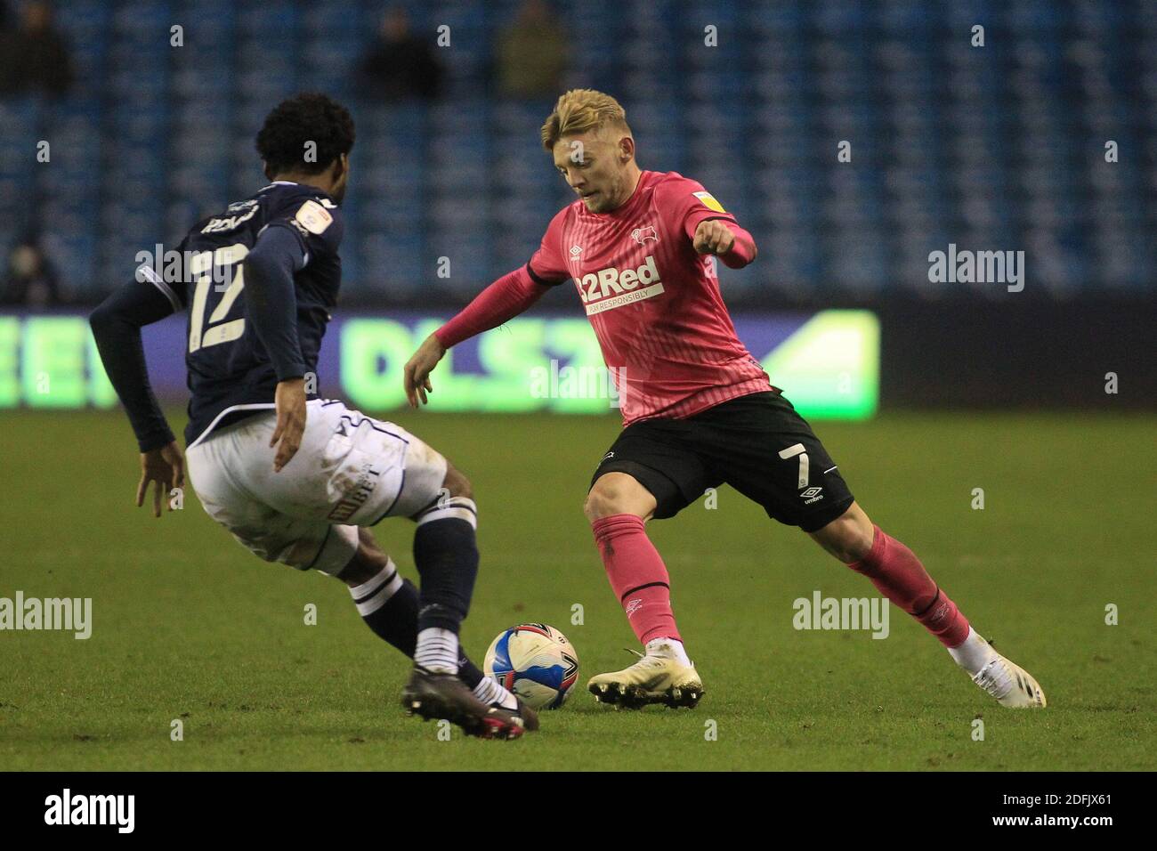 Londra, Regno Unito. 05 dicembre 2020. Kamil Jozwiak di Derby County (R) in azione con Mahlon Romeo di Millwall (L). EFL Skybet Championship, Millwall contro Derby County al Den di Londra sabato 5 dicembre 2020. Questa immagine può essere utilizzata solo per scopi editoriali. Solo per uso editoriale, è richiesta una licenza per uso commerciale. Nessun utilizzo nelle scommesse, nei giochi o nelle pubblicazioni di un singolo club/campionato/giocatore. pic by Steffan Bowen/Andrew Orchard sports photography/Alamy Live news Credit: Andrew Orchard sports photography/Alamy Live News Foto Stock