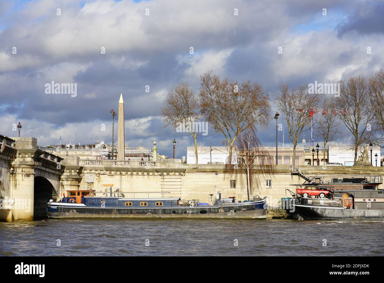 PARIGI, FRANCIA -20 DEC 2019- le case galleggianti Peniche ormeggiate sul fiume Senna a Parigi tra la riva destra e la riva sinistra. Foto Stock