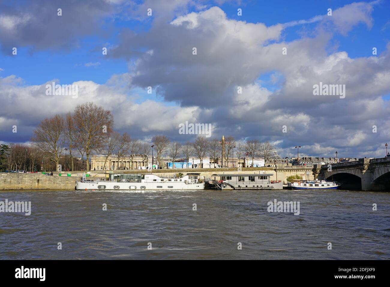PARIGI, FRANCIA -20 DEC 2019- le case galleggianti Peniche ormeggiate sul fiume Senna a Parigi tra la riva destra e la riva sinistra. Foto Stock
