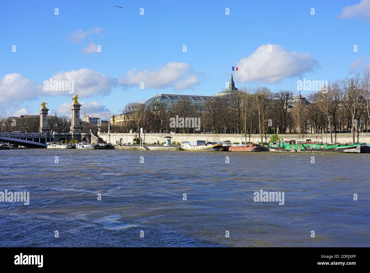 PARIGI, FRANCIA -20 DEC 2019- le case galleggianti Peniche ormeggiate sul fiume Senna a Parigi tra la riva destra e la riva sinistra. Foto Stock