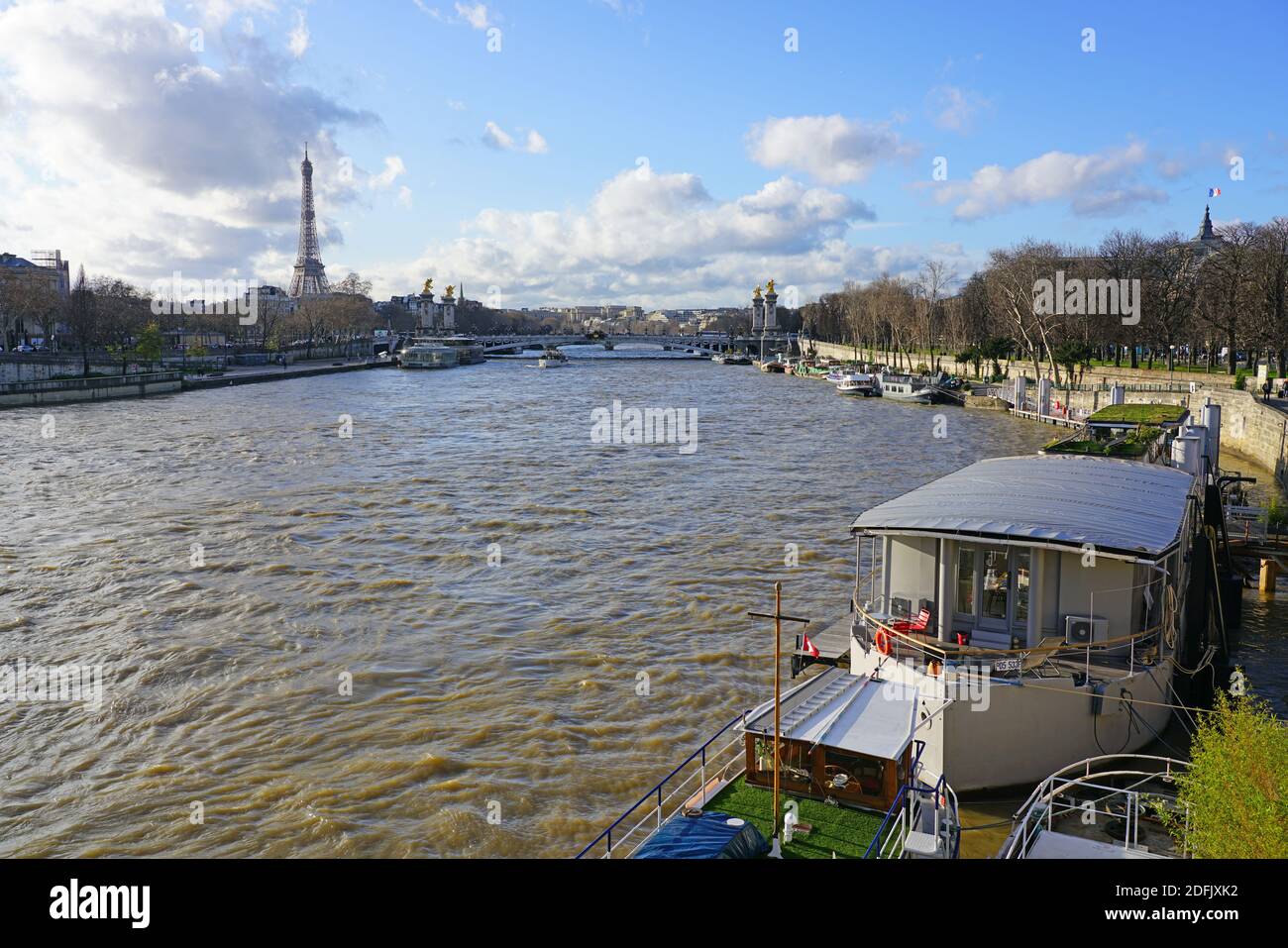 PARIGI, FRANCIA -20 DEC 2019- le case galleggianti Peniche ormeggiate sul fiume Senna a Parigi tra la riva destra e la riva sinistra. Foto Stock