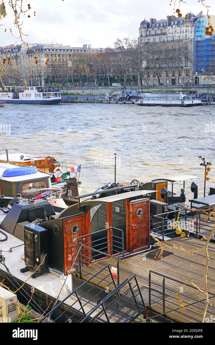 PARIGI, FRANCIA -20 DEC 2019- le case galleggianti Peniche ormeggiate sul fiume Senna a Parigi tra la riva destra e la riva sinistra. Foto Stock