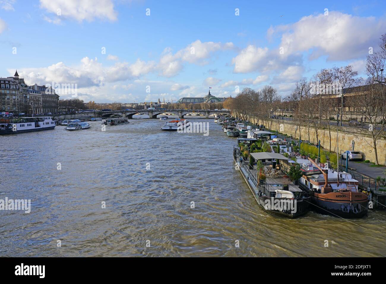 PARIGI, FRANCIA -20 DEC 2019- le case galleggianti Peniche ormeggiate sul fiume Senna a Parigi tra la riva destra e la riva sinistra. Foto Stock