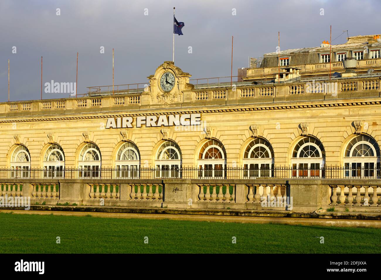 Parigi, Francia -20 dic 2019- vista la sede parigina della compagnia aerea francese Air France sulla Piazza Invalides a Parigi. Foto Stock