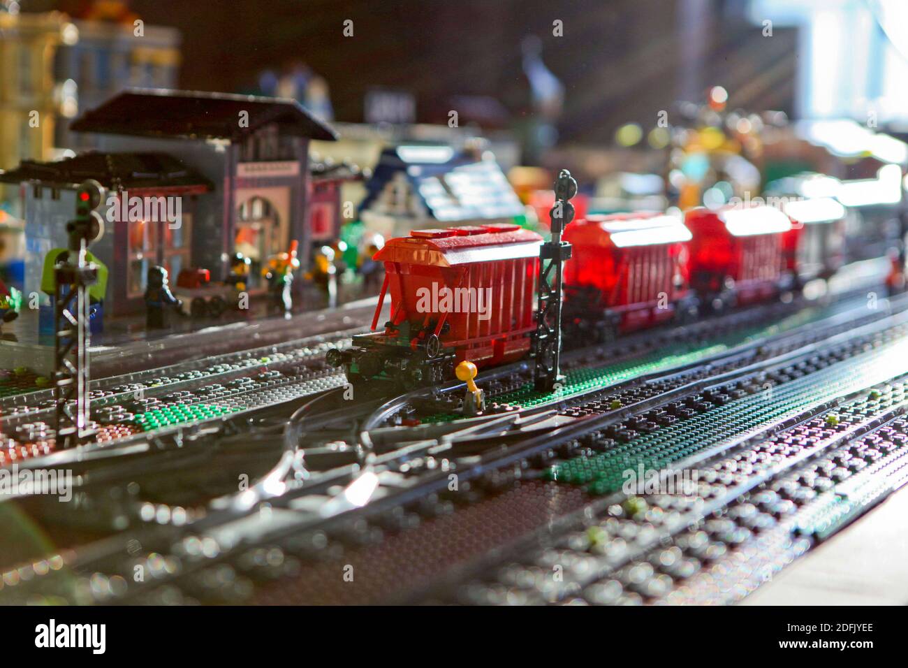 treno giocattolo per bambini in pista. treno giocattolo e stazione ferroviaria per bambini Foto Stock
