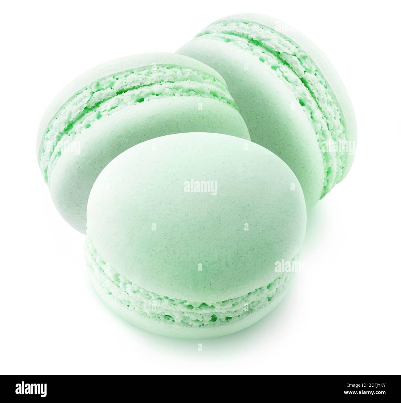 Tre macaroni verdi (pistacchio o menta) isolati su sfondo bianco Foto Stock
