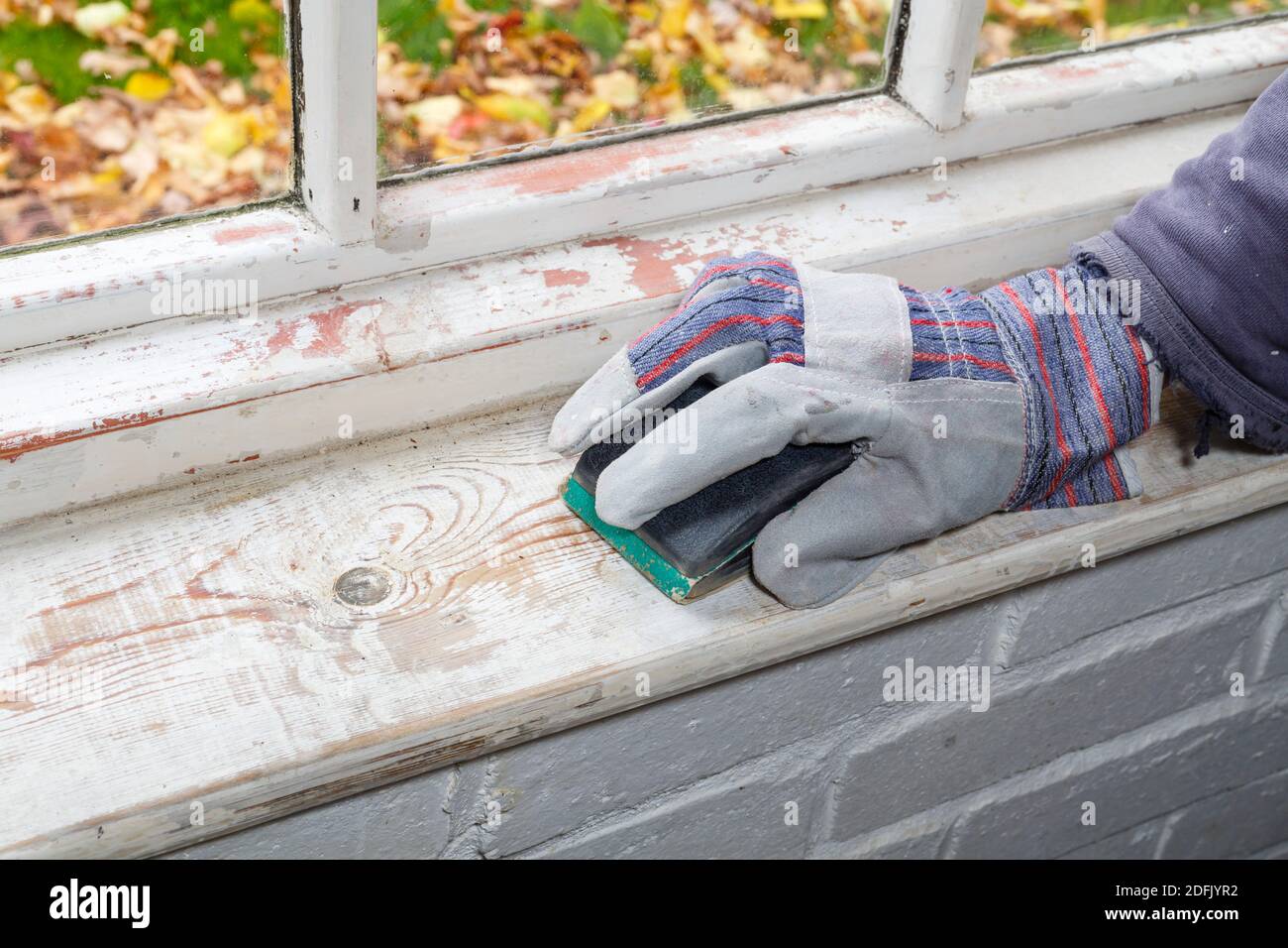 Levigatura uomo di legno o finestre in legno, fai da te a casa, Regno Unito Foto Stock