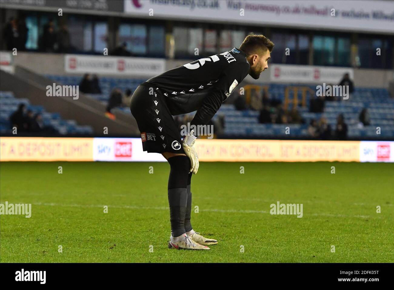 LONDRA, INGHILTERRA. 5 DICEMBRE Bartosz Bialkowski di Millwall durante la partita del campionato Sky Bet tra Millwall e Derby County al Den, Londra, sabato 5 Dicembre 2020. (Credit: Ivan Yordanov | MI News) Credit: MI News & Sport /Alamy Live News Foto Stock