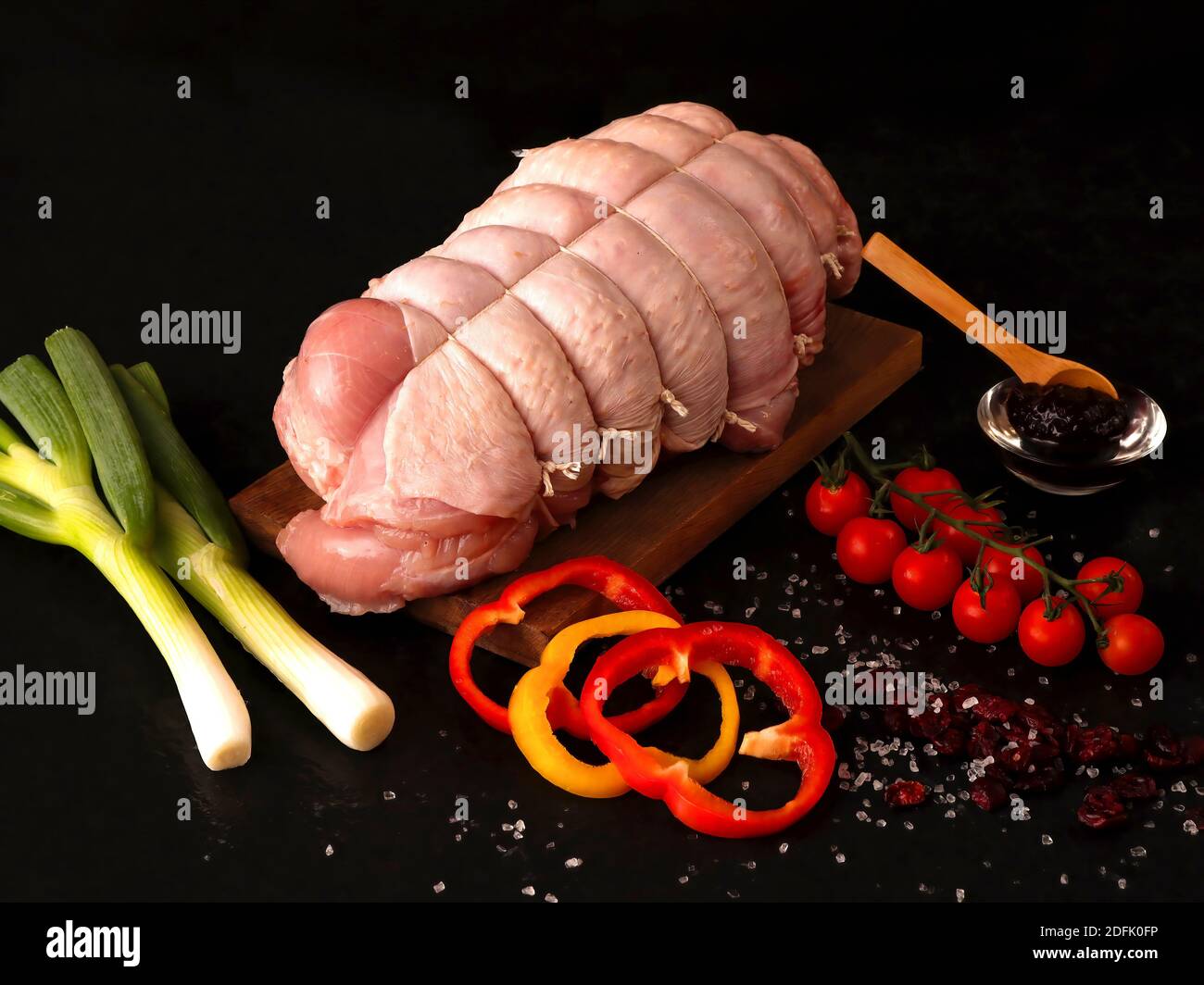 giunto di tacchino su tavola di legno pronto a cucinare Per il pranzo di Natale Foto Stock