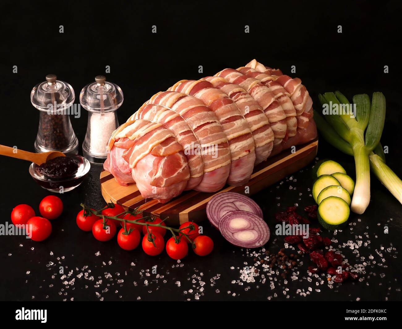 pancetta avvolta giunto di turchia su un bordo di legno pronto Per cucinare per il pranzo di Natale Foto Stock