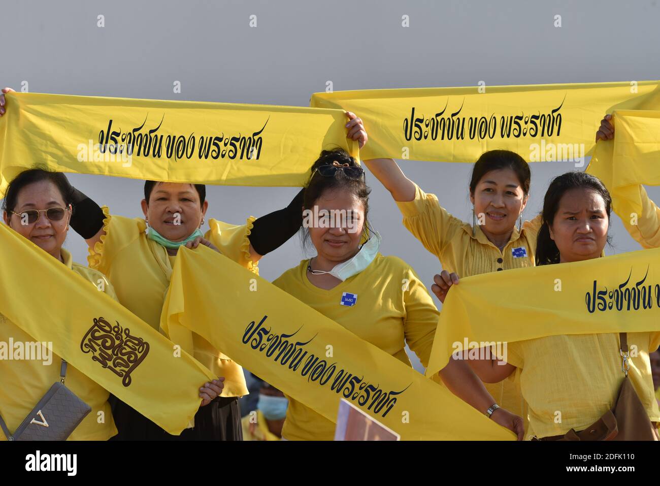 Bangkok, Thailandia. 05 dicembre 2020. Thailandesi da tutto il tempo aspettano di ricevere il re Maha Vajiralongkorn, accompagnato dalla regina Suthida, con una foto del re di Thailandia. E 'la fedeltà all'esterno del Grand Palace a Bangkok (Foto di Teera Noisakran/Pacific Press) Credit: Pacific Press Media Production Corp./Alamy Live News Foto Stock