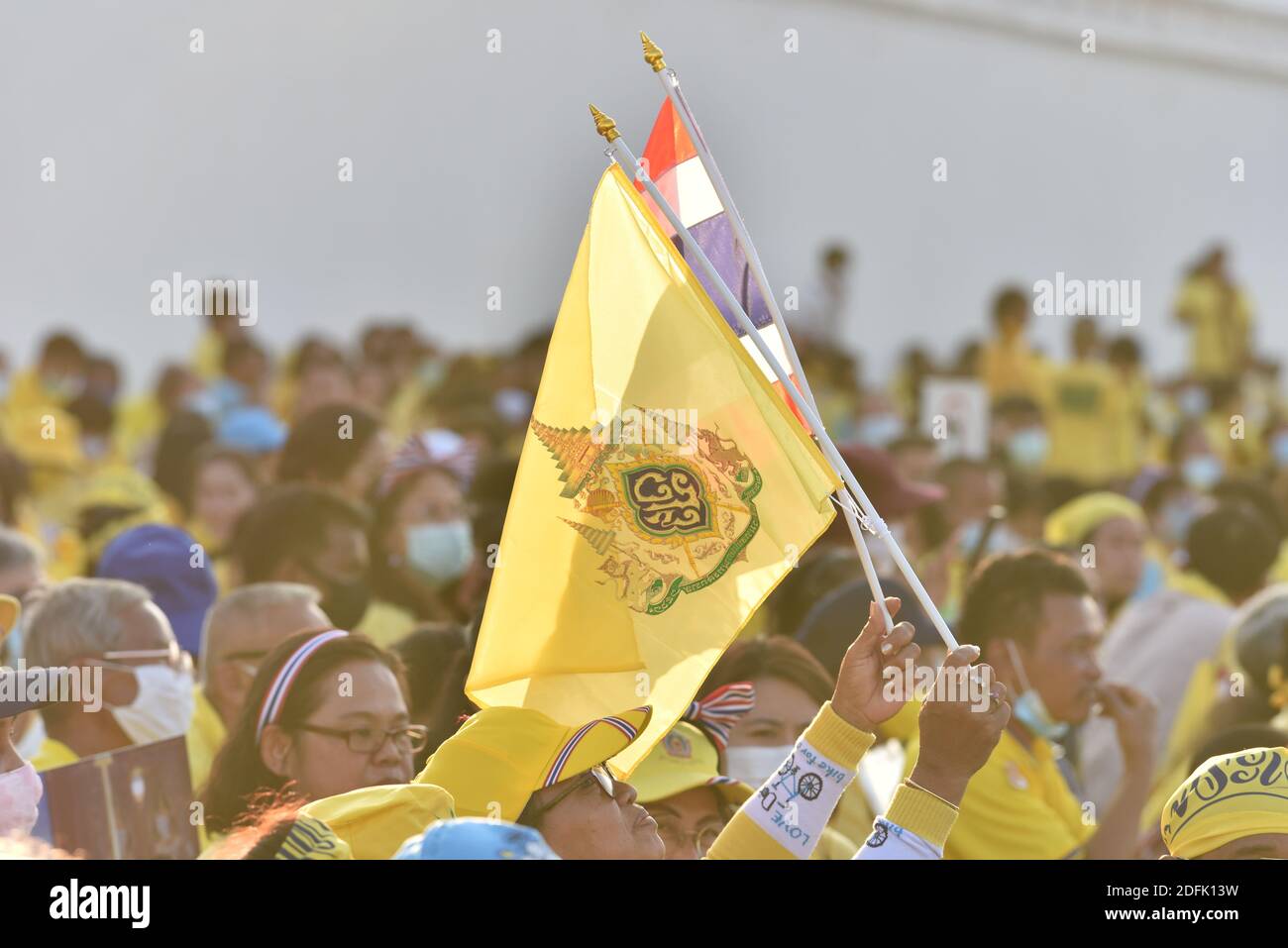 Bangkok, Thailandia. 05 dicembre 2020. Thailandesi da tutto il tempo aspettano di ricevere il re Maha Vajiralongkorn, accompagnato dalla regina Suthida, con una foto del re di Thailandia. E' lealtà all'esterno del Grand Palace di Bangkok. (Foto di Teera Noisakran/Pacific Press) Credit: Pacific Press Media Production Corp./Alamy Live News Foto Stock