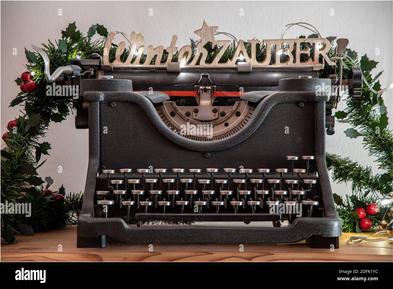 Leipzig, Germania, 012-05-2020 macchina da scrivere con decorazioni natalizie 'Winterzauber', significa 'magia invernale' Foto Stock