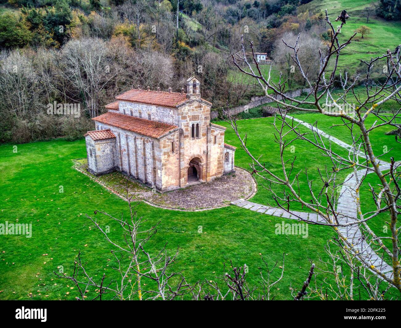 La Chiesa del Santo Salvatore (San Salvador) di Valdedios, una chiesa pre-romanica cattolica romana situata nelle Asturie Foto Stock