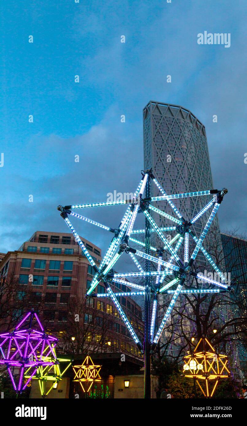 5 dicembre 2020 - Londra, Regno Unito, collegato da Light curated light art installazioni in mostra, Tetra Park by Mandylights a Canary Wharf Foto Stock