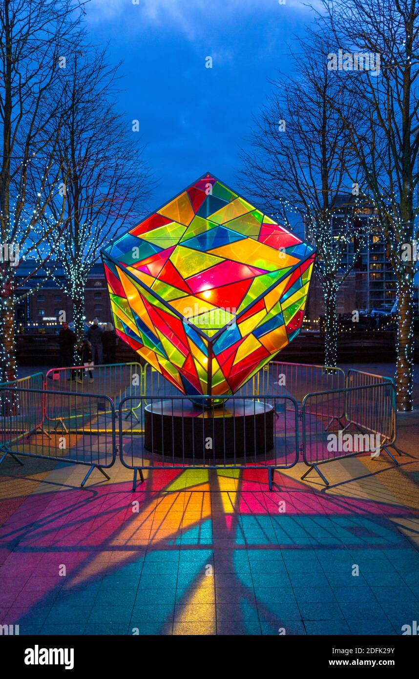 5 dicembre 2020 - Londra, Regno Unito, collegato da Light curated light art installazioni in mostra, colore cubed da Mandylights a Canary Wharf Foto Stock
