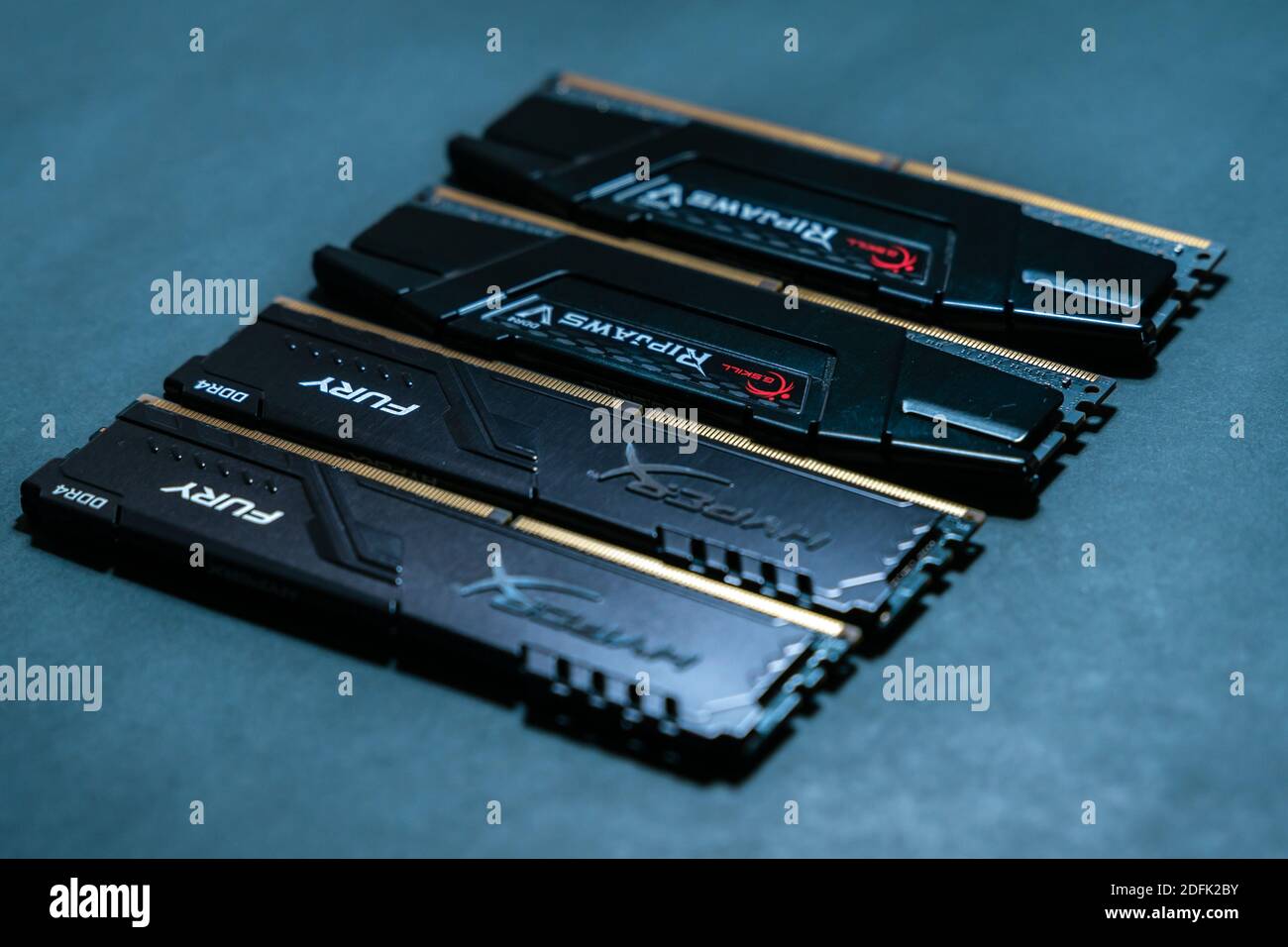 Valencia, Spagna - 04 dicembre 2020: Moduli di memoria. Veloce G.Skill RipJaws e HyperX Kingston DDR4 RAM. Famoso giocatore, enthusiast DRAM stick. Foto Stock