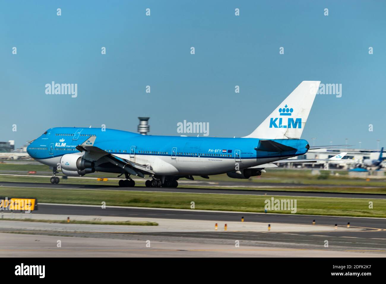 Toronto, Ontario, Canada - 22 giugno 2019. KLM jet che tassano lazily sulla asfalto. Foto Stock