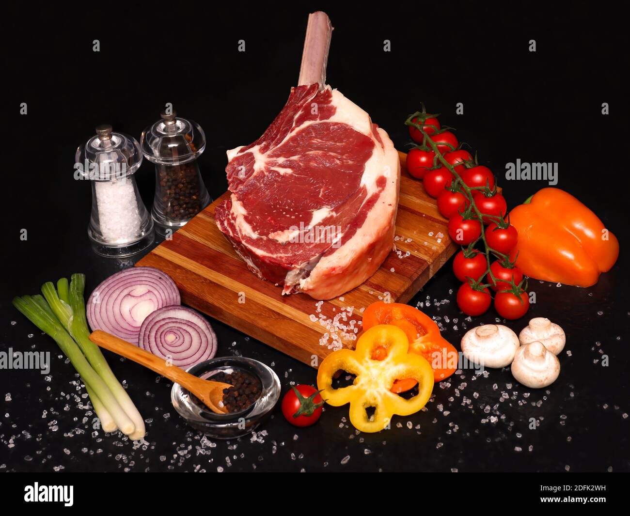 deliziosa bistecca di tomahawk cruda stagionata e secca pronta a cucinare Foto Stock