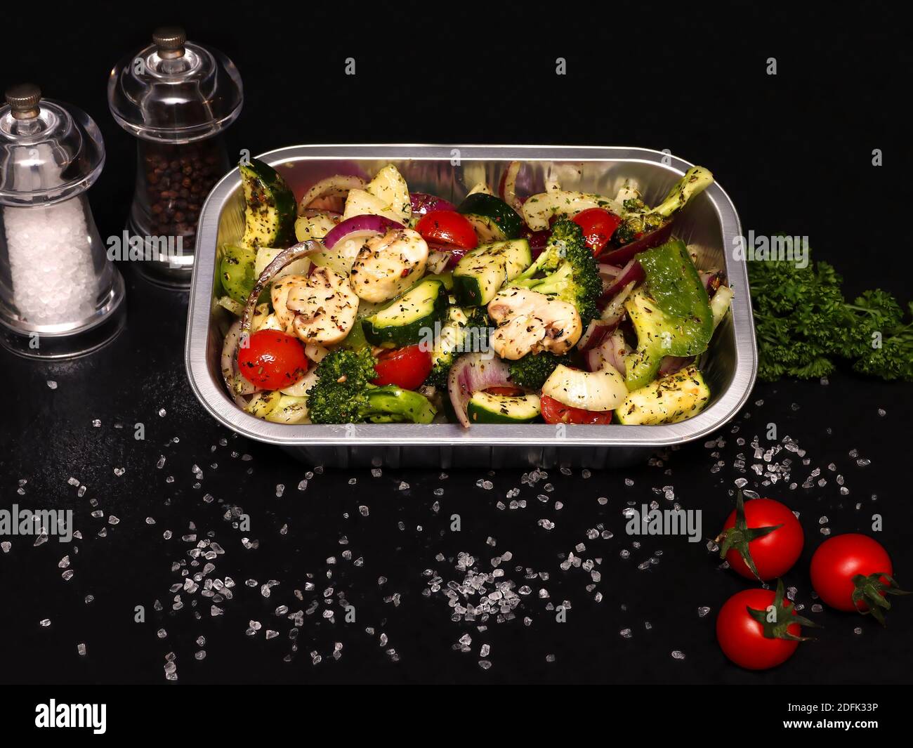selezione di verdure fresche e sane in un vassoio di alluminio pronto per la cottura. Foto Stock