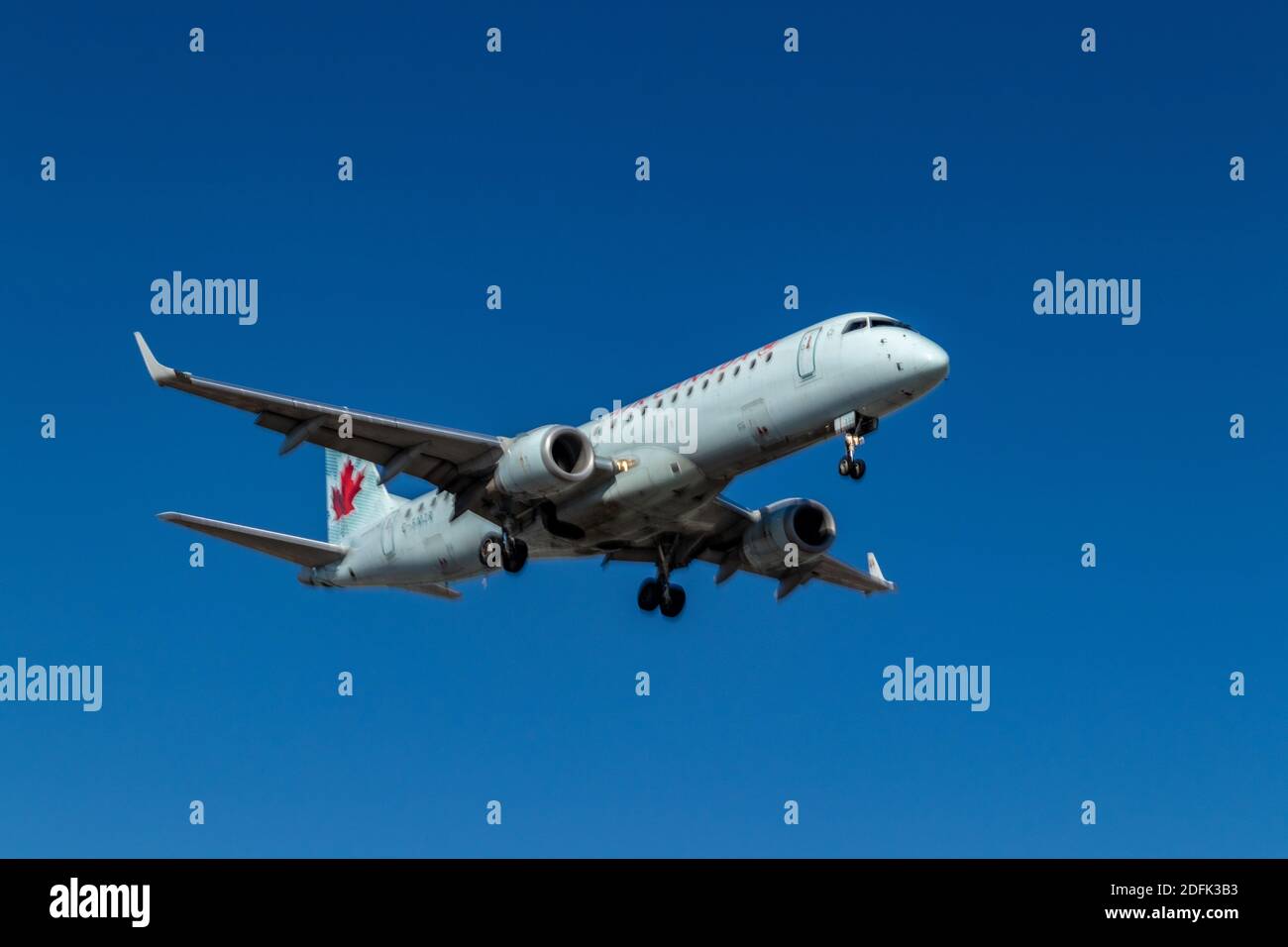 Toronto, Ontario, Canada - 22 giugno 2019. Molto vicino a un AC Jet che vola a pochi metri sopra terra Foto Stock