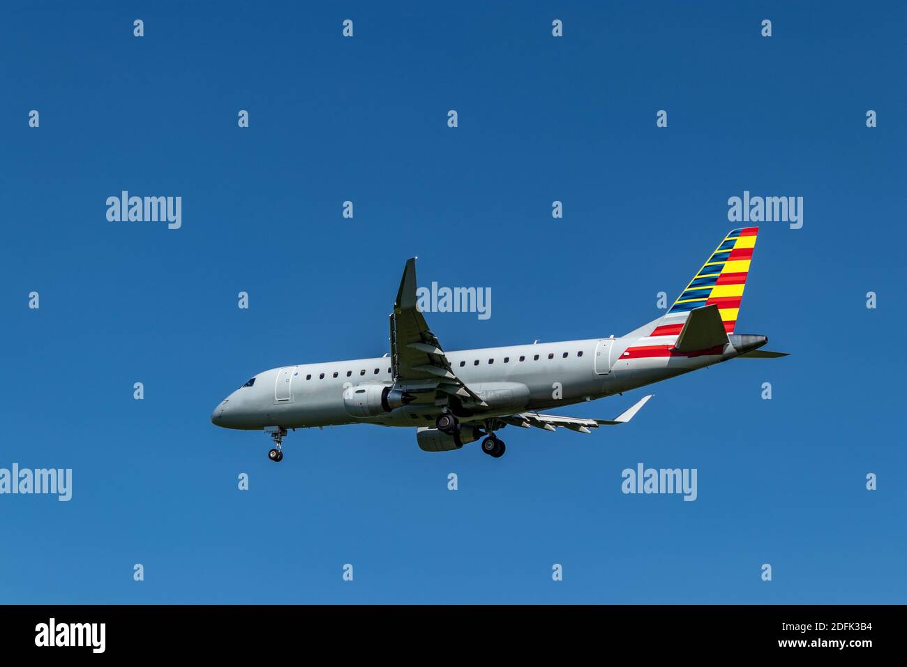 Toronto, Ontario, Canada - 22 giugno 2019. Il coloratissimo jet making americano ha il suo equipaggiamento di atterraggio in posizione per l'atterraggio. Foto Stock