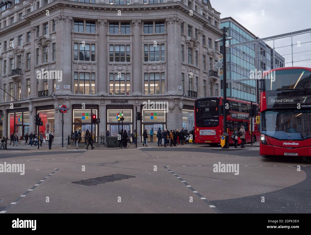 Londra, Regno Unito. 4 Dicembre 2020. Gli acquirenti hanno visto di fronte al negozio Microsoft, tornando a Oxford Street all'inizio di dicembre durante il virus corona, la pandemia di covid-19. Credit: Joe Kuis/Alamy Foto Stock