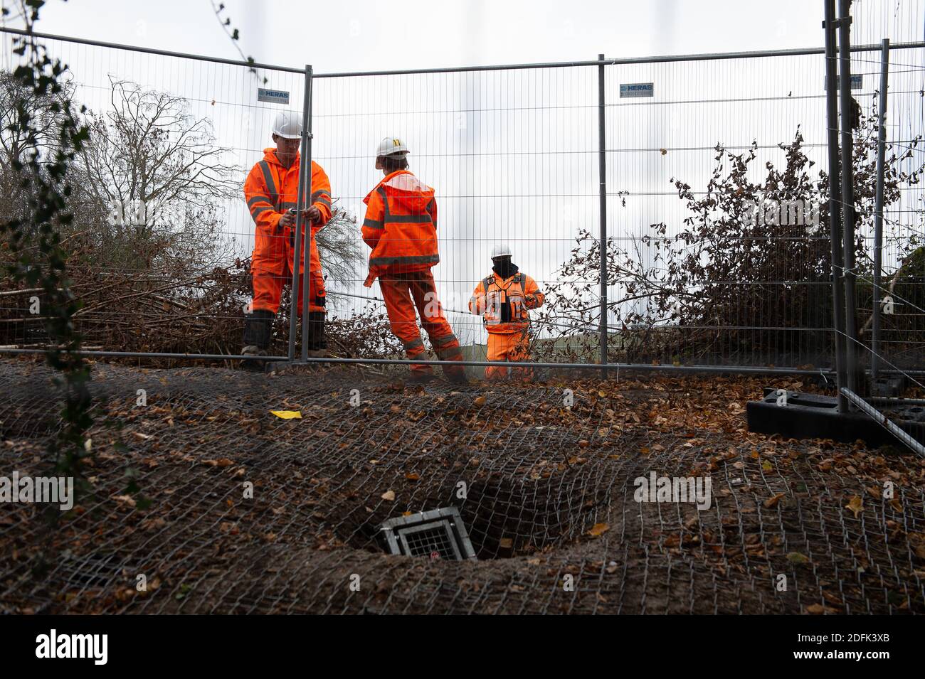 Aylesbury vale, Buckinghamshire, Regno Unito. 23 Novembre 2020. HS2 hanno messo porte di uscita di sola andata su oltre un centinaio di ingressi per badger sets vicino al sito Jones Hill Wood ad Aylesbury vale. Numerosi hedgerows sono stati tagliati da appaltatori HS2 e le serie di tasso sono state collegate sopra che arresta i tassi che ottengono di nuovo nelle loro batte. Le serie di Badger possono essere usate da molte generazioni di badgers e ora sono a rischio di essere eseguite sulle strade vicine come cercano di trovare nuove case. Il controverso collegamento ferroviario ad alta velocità sta causando enormi quantità di distruzione alle campagne e agli habitat naturali lungo il percorso Foto Stock