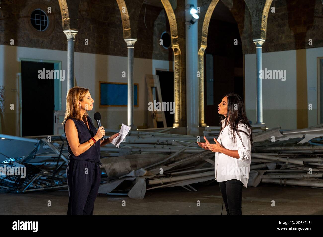 Esclusivo - L-R : giornalista libanese francese Lea Salame e regista Nadine Labaki unirsi a Francia programma speciale televisivo « Unis pour le Liban » (Unito per il Libano) dall'interno « Ecole des Trois Docteurs » Scuola devastata, il 1 ottobre 2020, a Beirut, Libano. Foto di Ammar Abd Rabbo/ABACAPRESS.COM Foto Stock