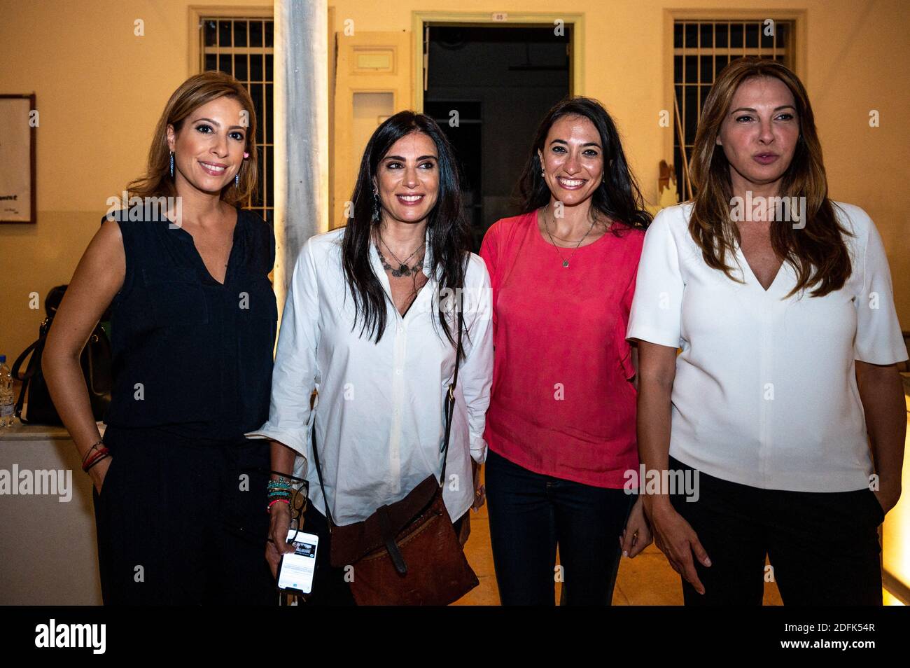 Esclusivo - L-R : giornalista libanese francese Lea Salame, regista Nadine Labaki, giornalista Linda Tamim e Maya Ibrahimchah unirsi a Francia programma speciale televisivo « Unis pour le Liban » (Unito per il Libano) dall'interno « Ecole des Trois Docteurs » Scuola devastata, il 1 ottobre 2020, a Beirut, Libano. Foto di Ammar Abd Rabbo/ABACAPRESS.COM Foto Stock