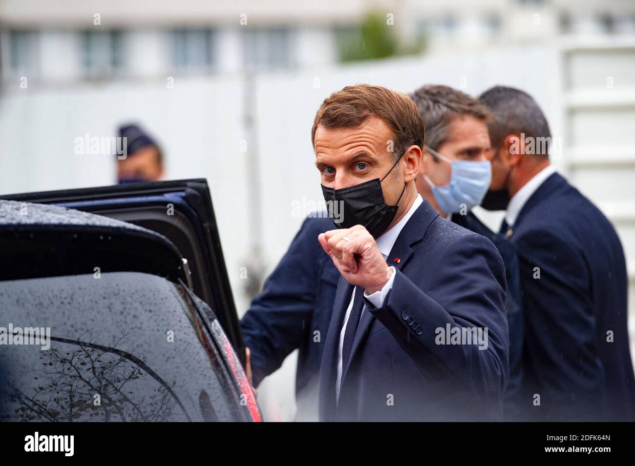 Il presidente francese Emmanuel Macron durante una visita a Les Mureaux, a nord-ovest di Parigi, in Francia, il 2 ottobre 2020. Foto di Eric Tschaen/piscina/ABACAPRESS.COM Foto Stock