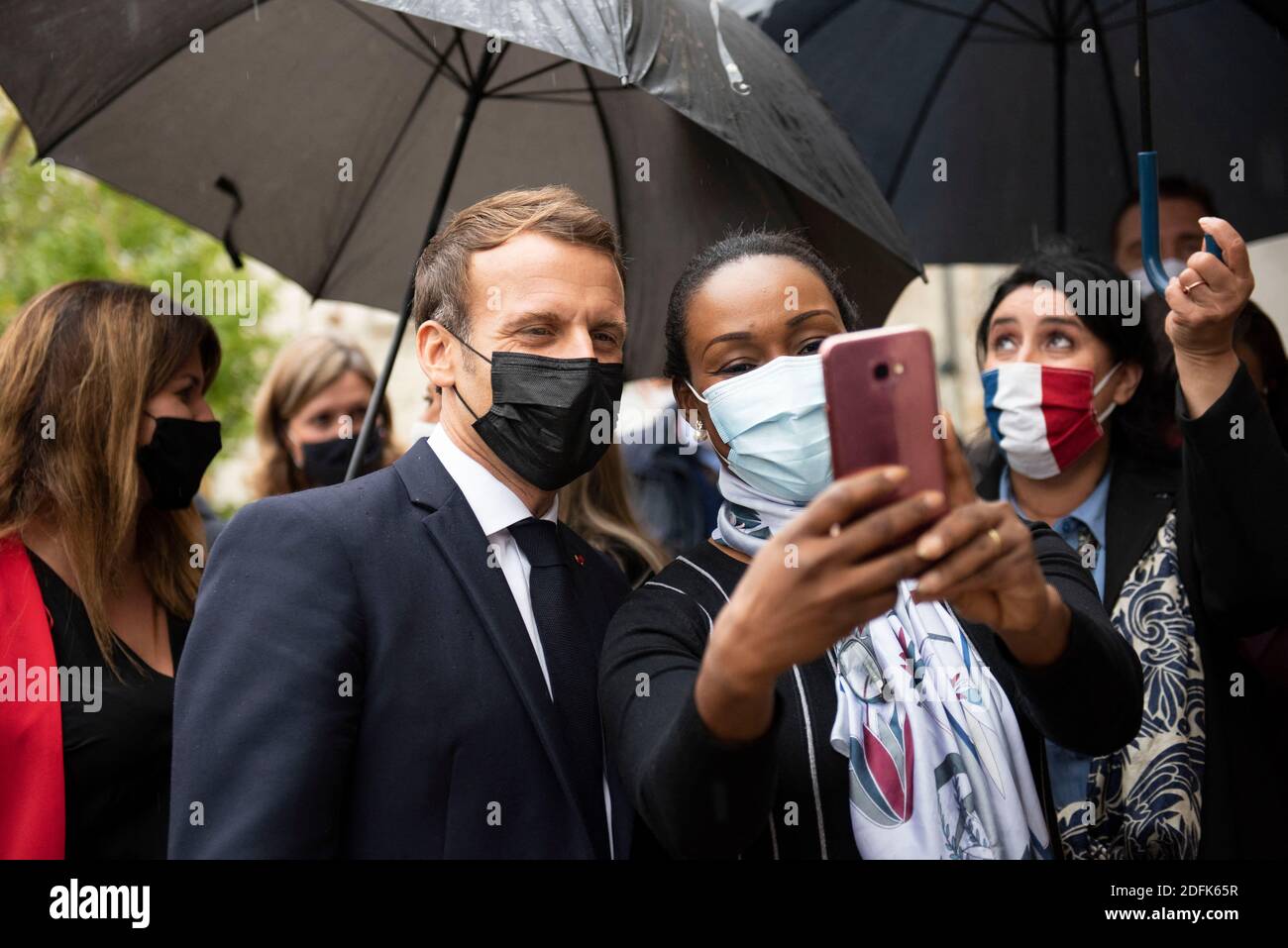 Il presidente francese Emmanuel Macron durante una visita a Les Mureaux, a nord-ovest di Parigi, in Francia, il 2 ottobre 2020. Foto di Eric Tschaen/piscina/ABACAPRESS.COM Foto Stock