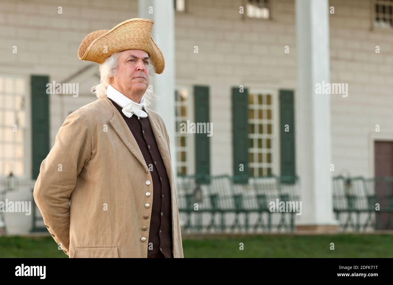 George Washington si trova di fronte a Mount Vernon, Virginia. Foto Stock