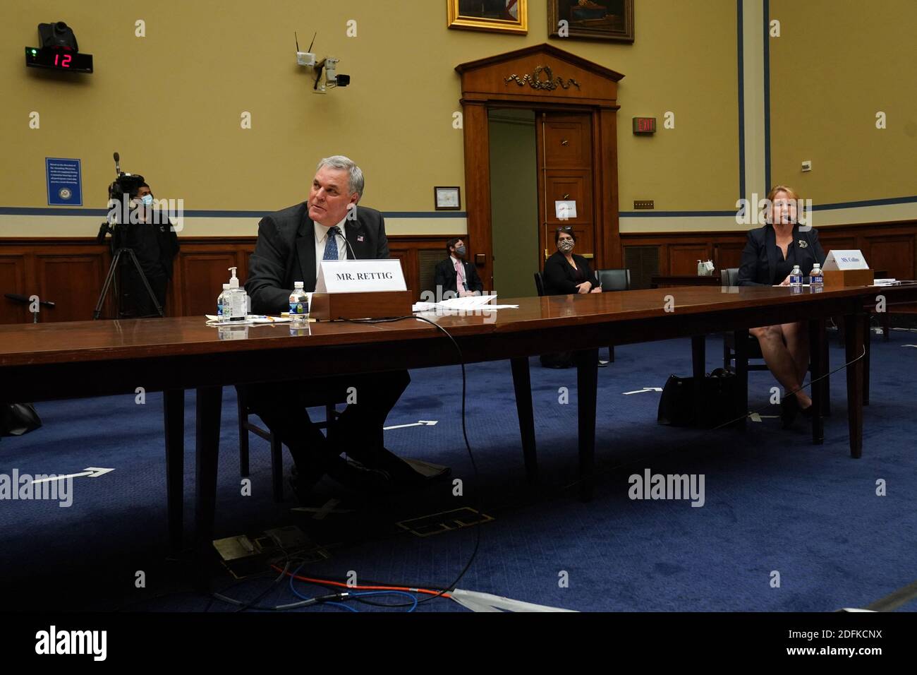 WASHINGTON, DC - 7 OTTOBRE: Sig.ra (L) Charles P. Rettig, commissario del servizio delle entrate interne, E (R)Erin M. Collins, Avvocato nazionale del contribuente del servizio di Avvocato del contribuente comparso davanti alla commissione della Camera sulla vigilanza e la riforma per discutere il ruolo del servizio di reddito interno durante la pandemia il 7 ottobre 2020 a Washington, D.C. Foto di toni L. Sandys/Pool/ABACAPRESS.COM Foto Stock