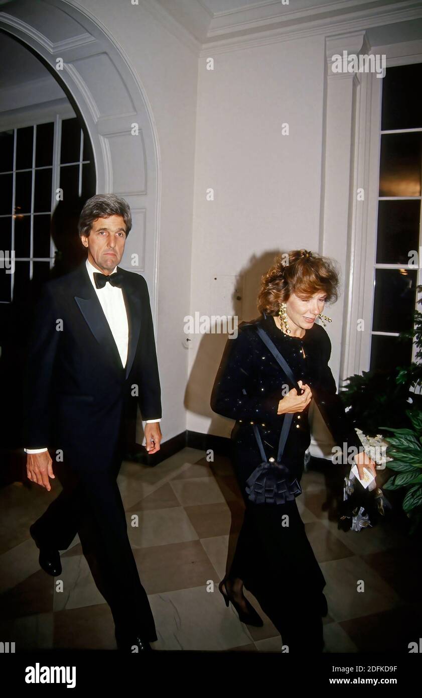 Washington DC, USA, 20 aprile 1995 il senatore John Kerry e sua moglie Teresa Heinz arrivano alla Casa Bianca per partecipare alla cena di Stato in onore del presidente brasiliano Cardoso Foto Stock