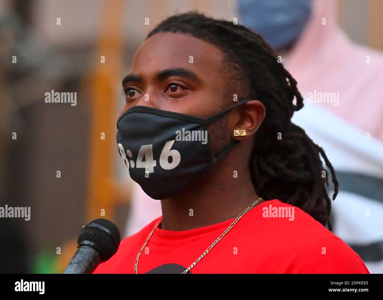 NO FILM, NO VIDEO, NO TV, NO DOCUMENTARIO - Cortez Rice è portato a lacrime mentre chiama per la giustizia giovedì, 8 ottobre 2020, durante una protesta fuori dal Centro governativo della Contea di Hennepin a Minneapolis, un giorno dopo il rilascio dell'ex ufficiale della polizia di Minneapolis Derek Chauvin, Accusato dell'assassinio di George Floyd. Foto di Aaron Lavinsky/Minneapolis Star Tribune/TNS/ABACAPRESS.COM Foto Stock