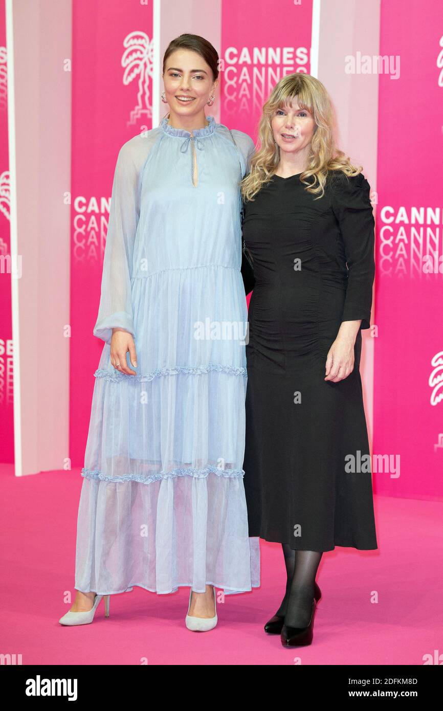 Sofia Karemyr e Anna Bjork si posano sul tappeto rosa durante il 3° Festival Internazionale delle Canneseries, il 13 ottobre 2020 a Cannes, Francia. Foto di David Niviere/ABACAPRESS.COM Foto Stock