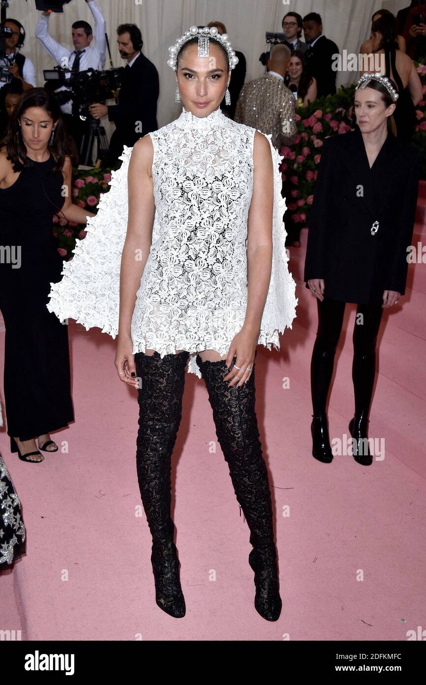 File photo datato 06 maggio 2019 di Gal Gadot che partecipa al 2019 Met Gala Celebring Camp: Note sulla moda al Metropolitan Museum of Art on a New York City, NY, USA. La star israeliana di Hollywood Gal Gadot è ambientato a giocare il ruolo di Cleopatra in un prossimo remake della famosa biopic. L'annuncio di Gadot che gioca Cleopatra, tuttavia, ha causato indignazione e contraccolpo tra i social media. Sono emerse dispute sul patrimonio e sulle origini di Cleopatra e si stanno tracciando parallelismi con il patrimonio e l’etnia di Gadot. Foto di Lionel Hahn/ABACAPRESS.COM Foto Stock