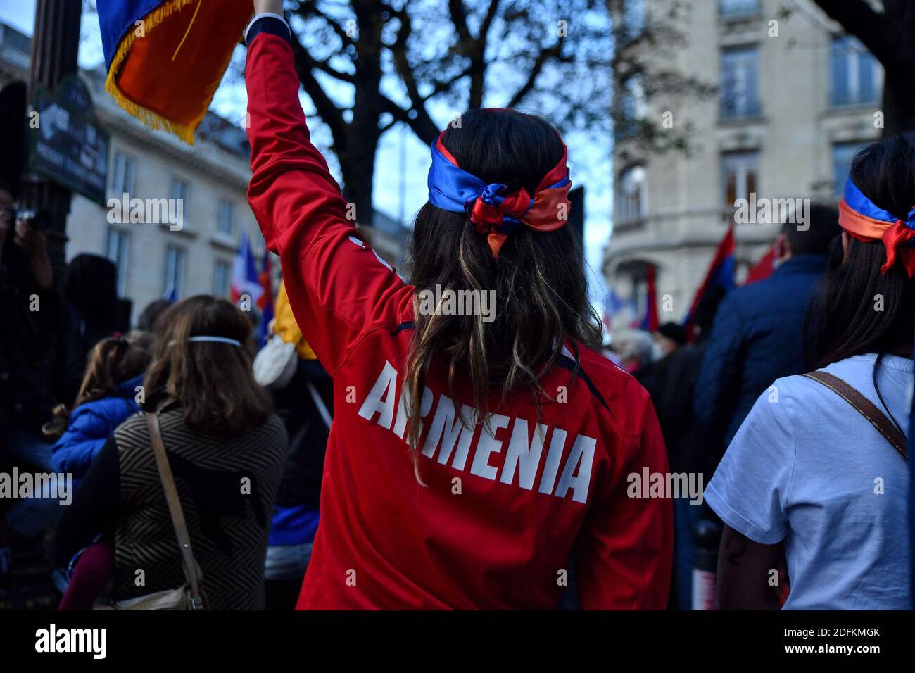 Diverse migliaia di membri della diaspora armena in Francia si sono riuniti davanti all'Assemblea Nazionale per chiedere al governo francese di assumere una posizione ufficiale nella guerra nel Nagorno-Karabakh tra Armenia e Azerbaigian. Parigi, Francia il 13 ottobre 2020. Foto di Karim Ait Adjedjou/Avenir Pictures/ABACAPRESS.COM Foto Stock