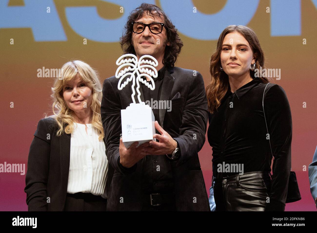 Anna Bjork, Amir Chambin e Sofia Karemyr ricevono il premio Best serie price per Partisan durante la cerimonia di chiusura del 3° Festival de Canneseries - International Series, il 14 ottobre 2020 a Cannes, Francia. Foto di David Niviere / ABACAPRESS.COM Foto Stock