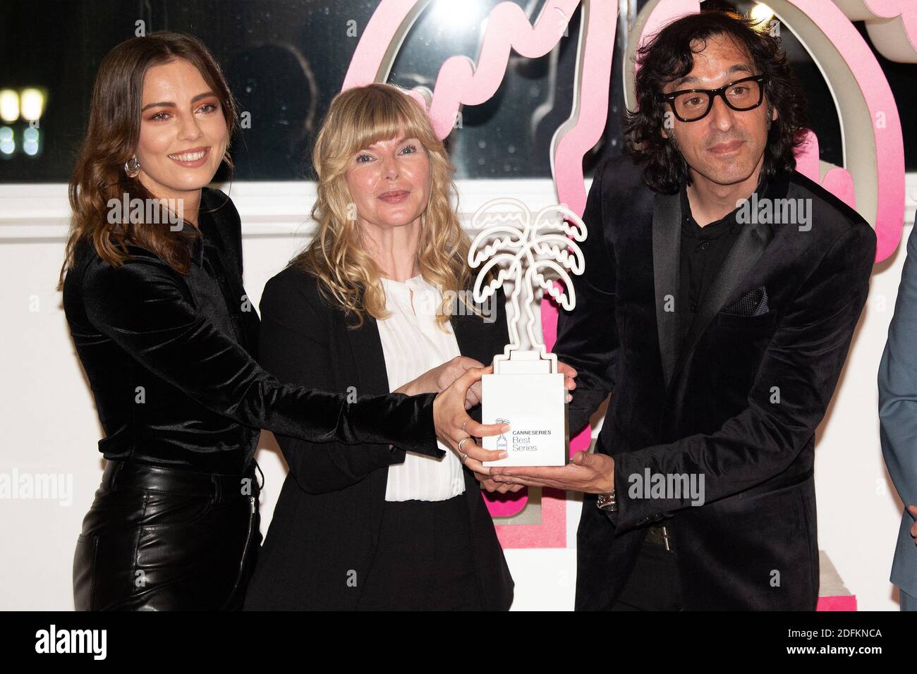 Sofia Karemyr, Anna Bjork e Amir Chambin ricevono il premio Best serie price per Partisan durante la cerimonia di chiusura del 3° Festival de Canneseries - International Series, il 14 ottobre 2020 a Cannes, Francia. Foto di David Niviere / ABACAPRESS.COM Foto Stock