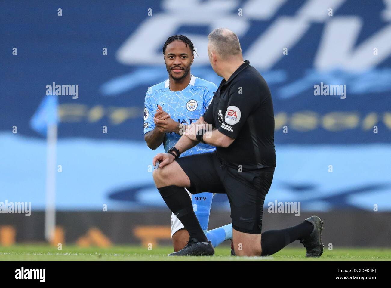 Manchester, Regno Unito. 05 dicembre 2020. Raheem Sterling n. 7 di Manchester City e arbitro Jonathan Moss Take the Knee Credit: News Images /Alamy Live News Credit: News Images /Alamy Live News Foto Stock