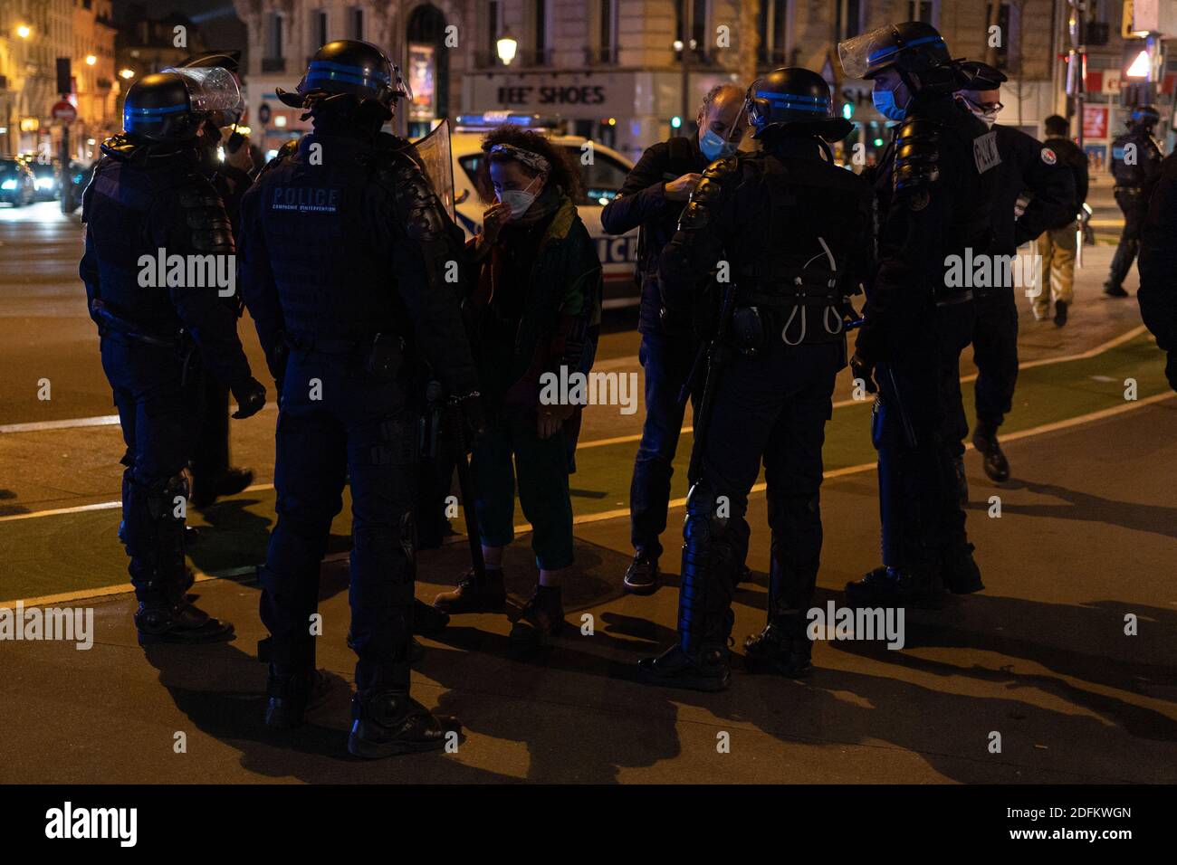 Le persone che non rispettano il coprifuoco sono sotto il controllo della polizia. La città di Parigi è soggetta a un coprifuoco alle 21:00 con decisione del governo di cercare di fermare l'epidemia di coronavirus. Parigi, Francia, 17 ottobre 2020. Circa 20 milioni di francesi hanno trascorso la prima sera sotto il coprifuoco sabato, mentre il ministero della salute ha riferito più di 32,000 nuovi casi confermati di Covid-19, il più alto numero di giorni dall'inizio della pandemia. Il coprifuoco dalle 21:00 alle 6:00 è entrato in vigore nella regione di Parigi e in altre otto grandi città, interessando quasi un terzo della popolazione del paese. Foto di Florent Ba Foto Stock